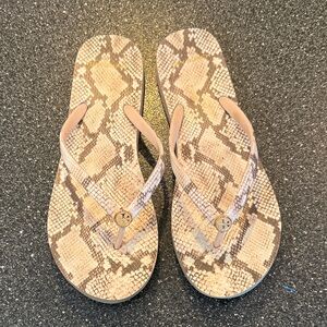 Women’s Tory Burch Sunset Blush Roccia Snake Skin Print Flip Flops - size 9.5
